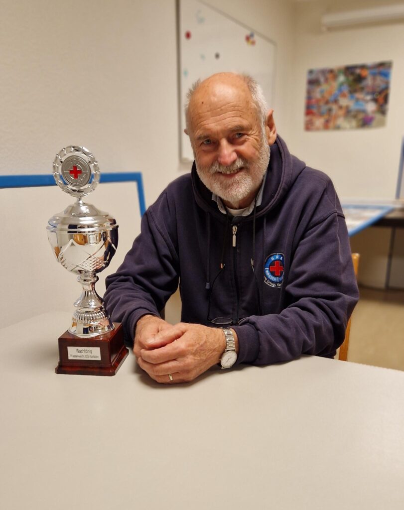 (Foto: Stefan Deußer)
Diesjähriger Wachkönig Eckhard Mosig mit Wanderpokal.